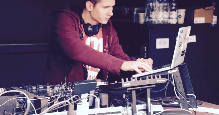 La table de mixage analogique pour un DJ.