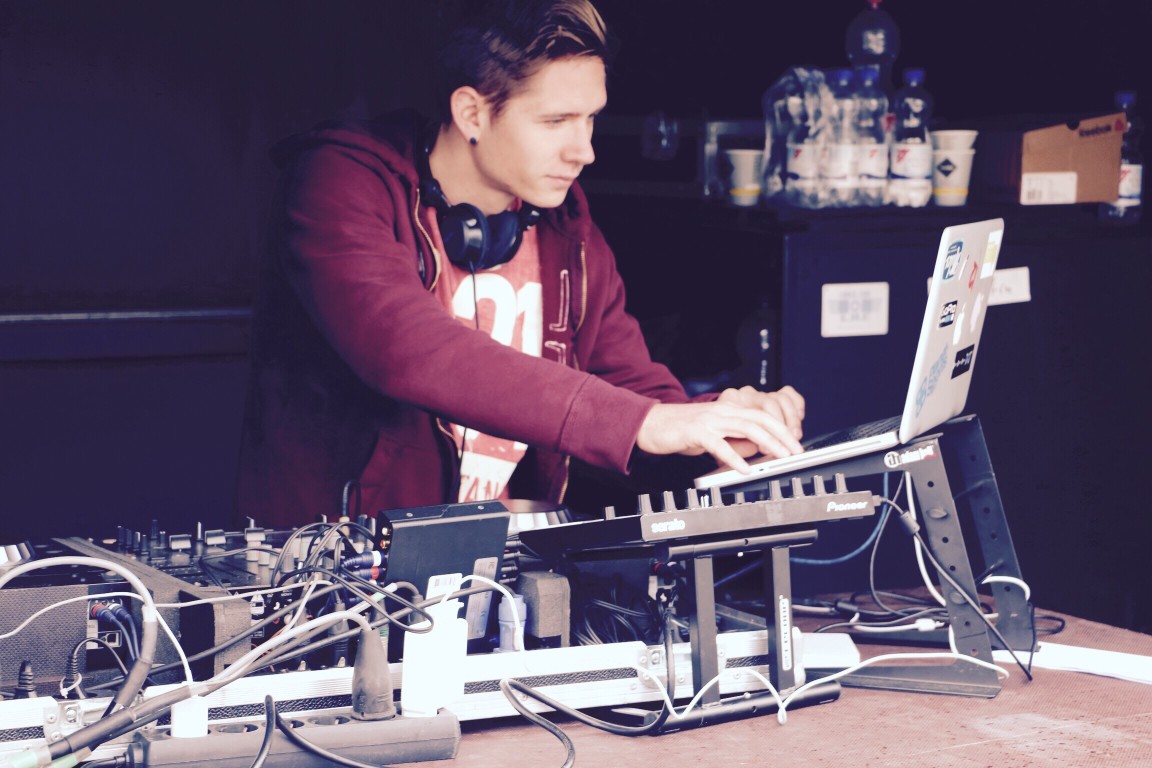 La table de mixage analogique pour un DJ.